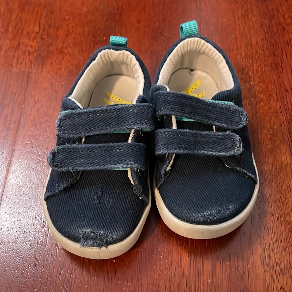 Ten little shoes